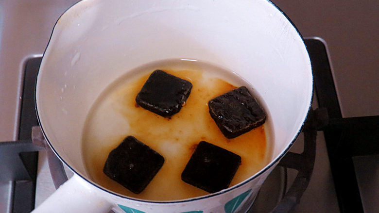 奶茶界的新网红【黑糖珍珠奶盖奶茶】,黑糖糖浆的熬制。将40克黑糖和80克水一起放进锅中，糖和水的比例是1：2