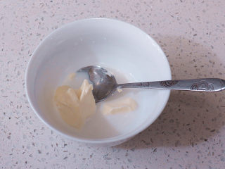 奶茶界的新网红【黑糖珍珠奶盖奶茶】,牛奶加入奶酪搅匀无颗粒；加海盐搅拌均
