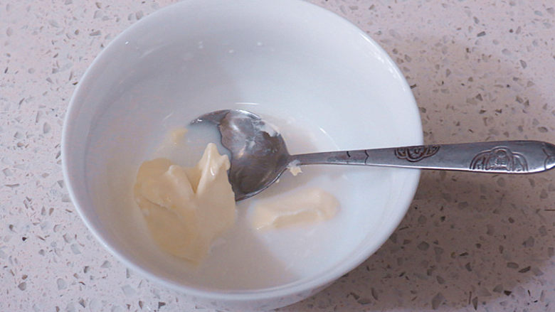 奶茶界的新网红【黑糖珍珠奶盖奶茶】,牛奶加入奶酪搅匀无颗粒；加海盐搅拌均