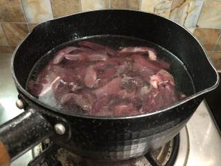 香辣牛肉,切好的牛肉装泡在水中，多泡两次，泡去血水，冷水下锅用小火煮开，煮去血水