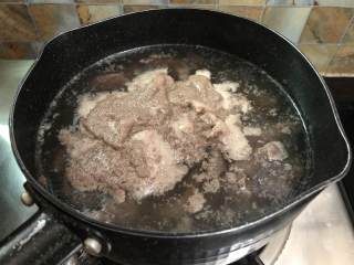 香辣牛肉,煮至水中有浮出的血沫，这样子就可以离火，用冷水冲洗干净，冲洗去浮沫