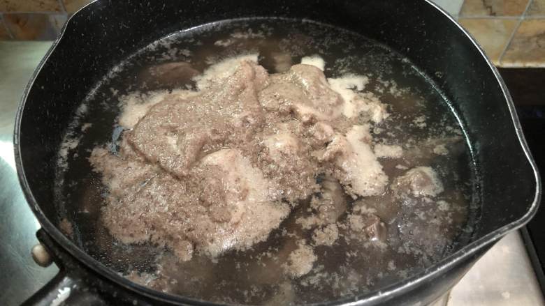 香辣牛肉,煮至水中有浮出的血沫，这样子就可以离火，用冷水冲洗干净，冲洗去浮沫