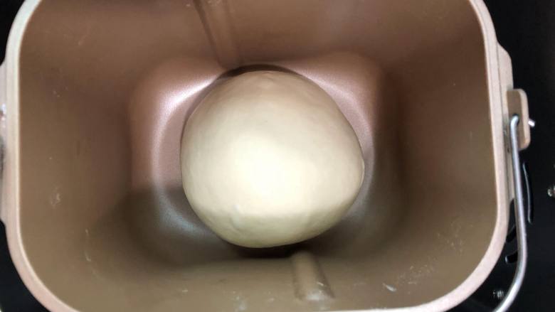 肉松吐司,揉圆放进面包机内进行第一次发酵发至1.5倍大,手指先沾上面粉，在面团表
面上戳洞，若孔洞没有回缩就是发酵完成