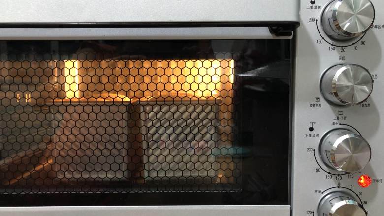 肉松吐司,放入预热好的烤箱，下层，上火150度下火170度，烘烤35分钟，顶部上色要及时盖锡纸