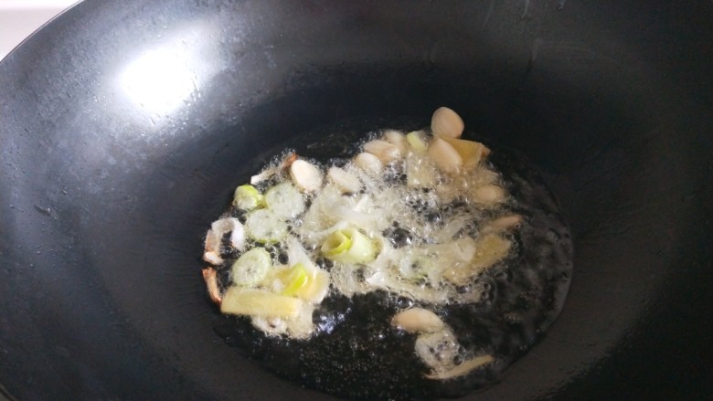 快手正餐 清炒九节虾仁,锅中放入适量油烧七成热放入葱姜蒜爆香。