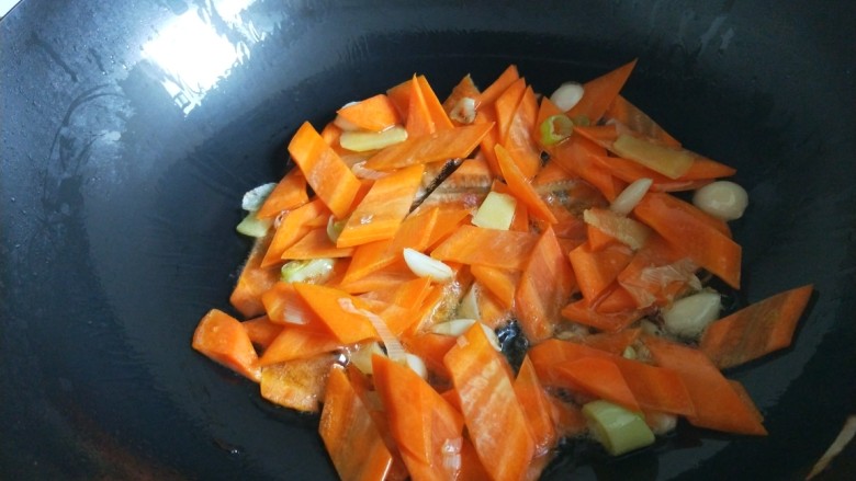 快手正餐 清炒九节虾仁,放入胡萝卜片炒均匀。
