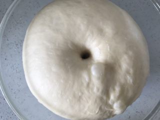 椰蓉酥粒排包—EAT风炉,判断一发面团是否到位，用手指沾干面粉在中间戳一个洞，如果洞口不回缩不塌陷就发酵完成了。