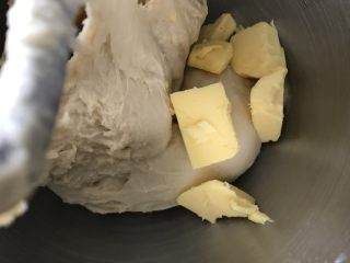 椰蓉酥粒排包—EAT风炉,加入黄油和盐开2档揉至面团完全吸收黄油转3档继续揉。