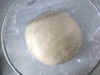 椰蓉酥粒排包—EAT风炉,将面团滚圆放入碗中盖保鲜膜室温28度发酵一个小时左右，大约发酵至两倍大。