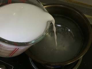 酸辣凉粉,当锅中的水煮沸时，我们向锅中缓缓倒入之前搅拌好的豌豆淀粉的液体。