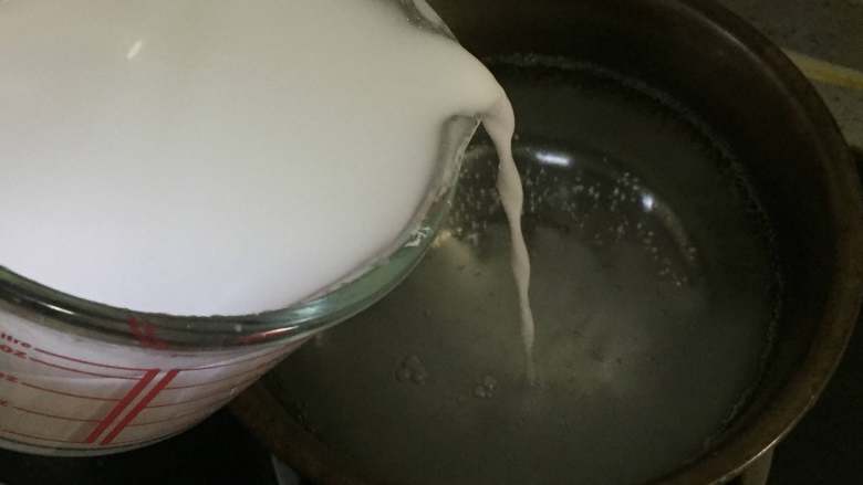 酸辣凉粉,当锅中的水煮沸时，我们向锅中缓缓倒入之前搅拌好的豌豆淀粉的液体。