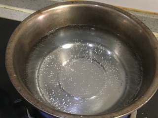 酸辣凉粉,然后，我们用一只锅，在锅内放入剩余的1300毫升的清水，将其煮开。