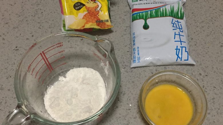 蕾丝鸡蛋卷,首先我们把所需要的原料准备好，糖的用量可以根据个人的口味来放，即使不放也很好吃。