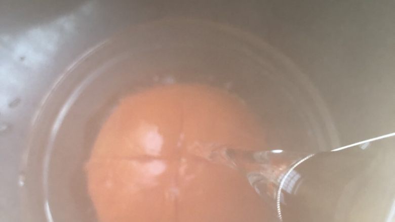 简版罗宋汤,切好开口的番茄放在碗里用开水烫一下，去皮，觉得麻烦，这个步骤可以忽略