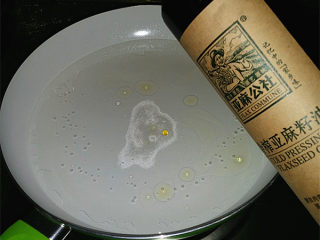 凉拌果蔬,锅中倒入清水，加入食盐和几滴亚麻籽油