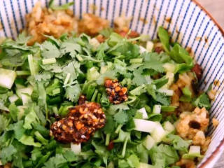 东北经典传统小吃:东北饭包,再加入生菜、黄瓜、小葱、香菜碎，一勺辣油，拌匀