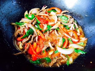黑胡椒牛肉意面,加一点热水烹制，面煮熟后把面捞出放入菜中，拌匀即可