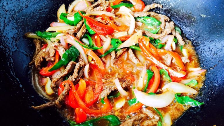 黑胡椒牛肉意面,加一点热水烹制，面煮熟后把面捞出放入菜中，拌匀即可