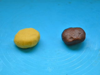 双色花朵饼干,将面团分为2份，一份待用，另一份加入可可粉，慢慢的揉搓，直至可可粉完全融入面团，成为可可面团