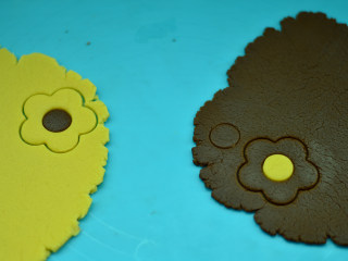 双色花朵饼干,将两个圆心的面团对调