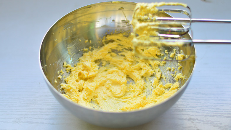 双色花朵饼干,随后分2、3次加入蛋液，一边加一边用打蛋器打匀
