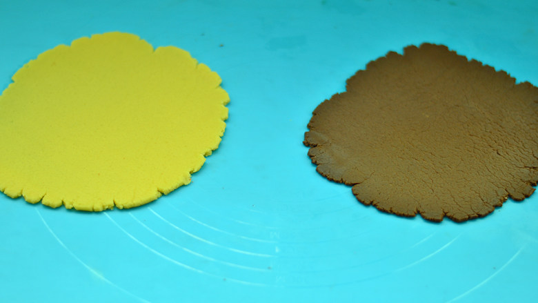 双色花朵饼干,将2份面团擀成面皮