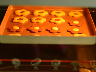 双色花朵饼干,烤箱预热180度，中层烤15-20分钟即可