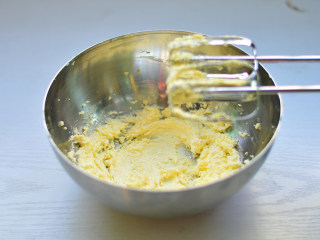 双色花朵饼干,黄油在温室软化后加入白砂糖和盐，用打蛋器打至蓬松，微微发白的样子