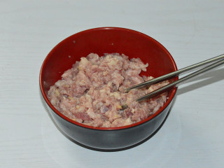 韭菜煎饺,将猪肉洗干净，剁成碎沫，放入碗中