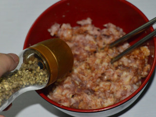 韭菜煎饺,再加入盐、胡椒粉、鸡粉、白糖拌匀
