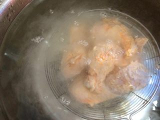 炸鸡翅,倒一大碗清水，把裹好得鸡翅放入水中浸泡3秒拿起来，让鸡翅均匀的湿透