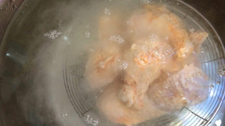 炸鸡翅,倒一大碗清水，把裹好得鸡翅放入水中浸泡3秒拿起来，让鸡翅均匀的湿透