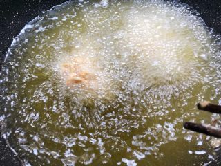 炸鸡翅,锅里放入500ml油，烧至9成热，放入鸡翅大火炸1分钟，改中小火慢炸