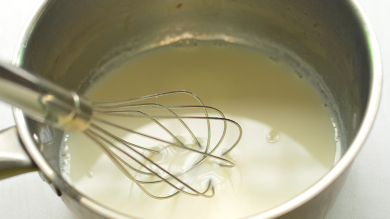 可可牛奶布丁,一边搅拌到吉利丁片融化，一边散热