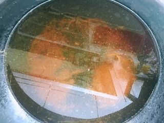 美味冷面,煮好牛肉的汤汁澄出杂质放入糖和醋拌匀盖上保鲜膜放入冰箱冷藏