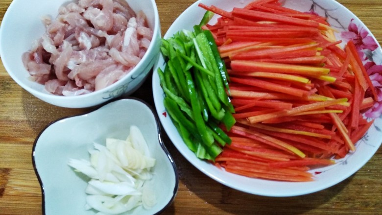 #挑战7步快手菜#正餐＋青椒胡萝卜炒肉丝,所有食材如上图洗净切好