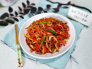 #挑战7步快手菜#正餐＋青椒胡萝卜炒肉丝,出锅装盘