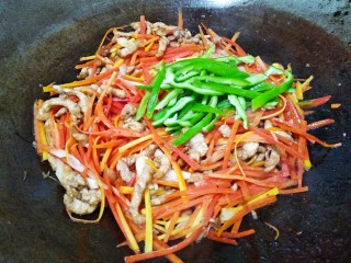 #挑战7步快手菜#正餐＋青椒胡萝卜炒肉丝,放入青椒丝，然后放少许盐。