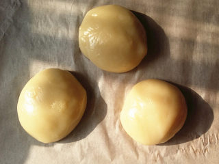 紫薯可可麻薯软欧,取出蒸好的麻薯，晾至微温，加入黄油A，放至案板上用手揉匀后分成3份