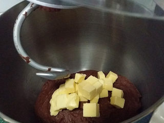 紫薯可可麻薯软欧,转2档揉至光滑后，加入软化的黄油粒