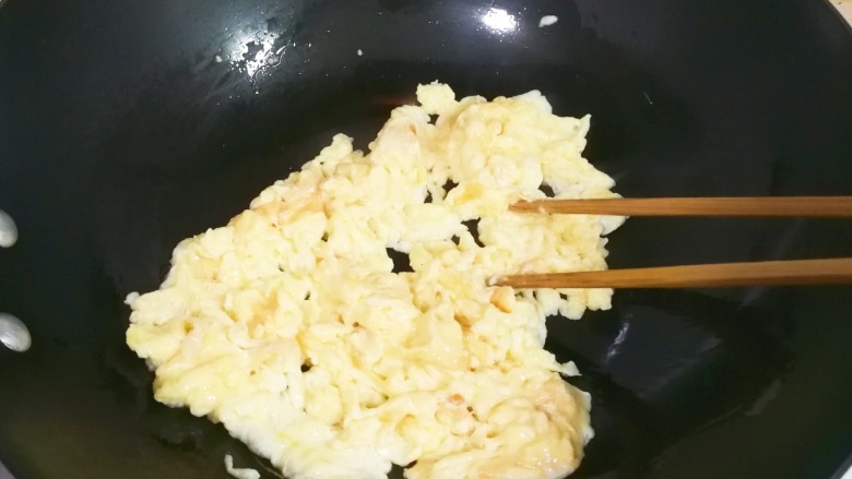 清香芦蒿炒蛋,热锅热油倒入鸡蛋液，用筷子划至蛋液快全部凝固，划散盛出
