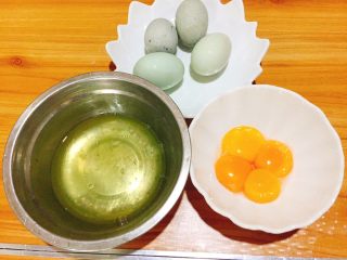 快手早餐  三色蒸蛋,食材准备：松花蛋，咸鸭蛋，鸡蛋，鸡蛋的蛋清与蛋黄分开