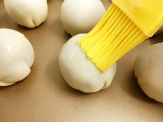 最爱中式酥皮点心——蛋黄酥,刷上全蛋液，刷完一次等几分钟再刷一次