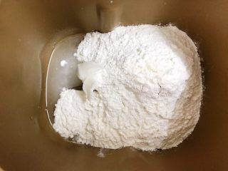 最爱中式酥皮点心——蛋黄酥,先把水油皮材料丢进面包桶里
