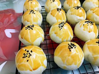 最爱中式酥皮点心——蛋黄酥,出炉移到烤架上晾凉