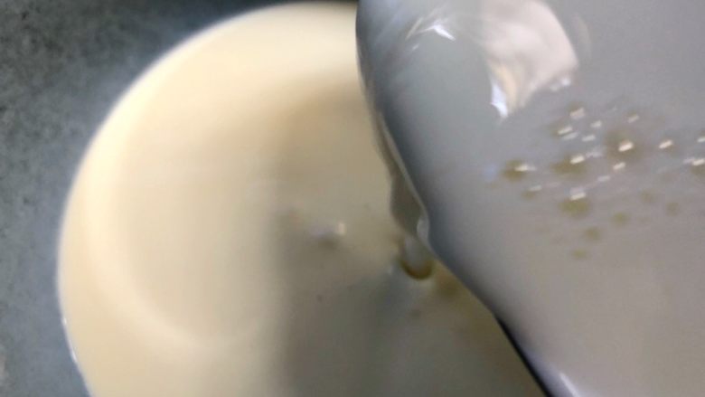 蛋挞,把牛奶倒入淡奶中搅拌均匀