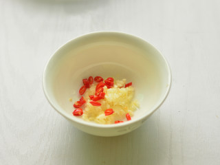 凉拌秋葵,蒜和小米辣切碎沫，放入碗中