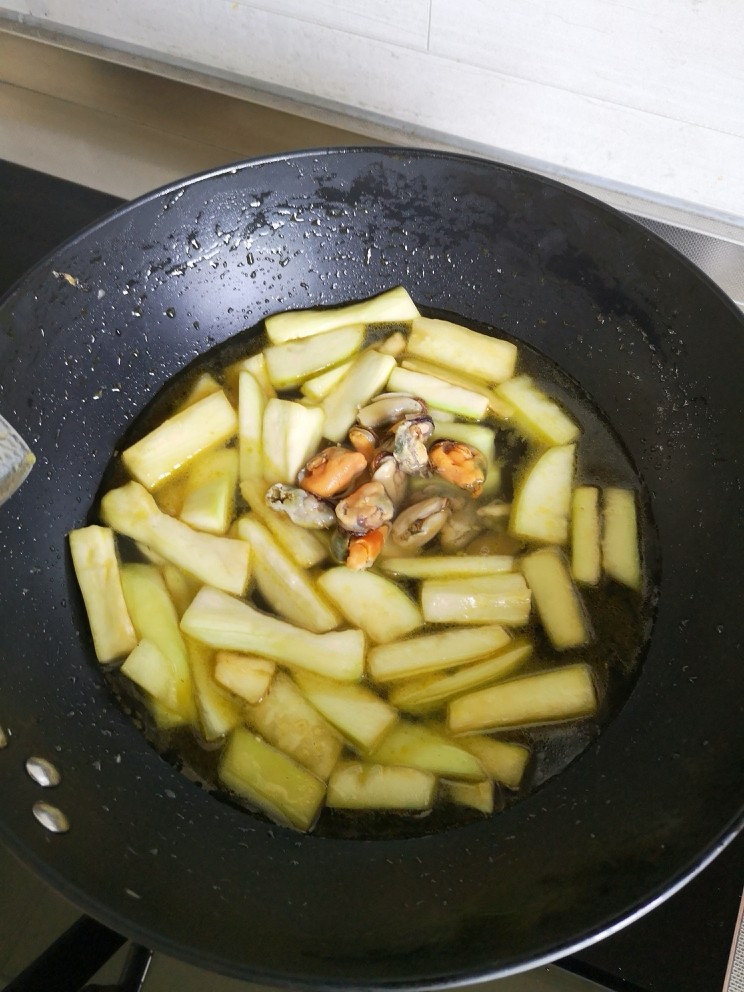 快手正餐 瓠瓜烧淡菜,第四步:放水、放淡菜
             盖上锅盖大火烧开
             中火焖五分钟左右