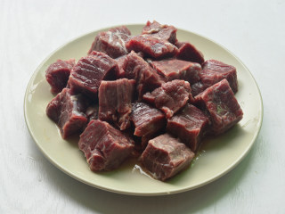白萝卜炖牛肉,牛肉洗净，逆着纹路切成小块