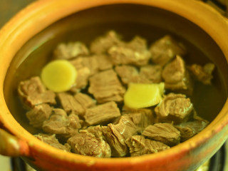 白萝卜炖牛肉,将焯好的牛肉放入沙煲中，放入姜片，注入水，大火烧开后小火煲40分钟
